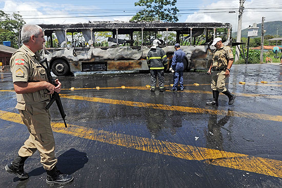 Ônibus é incendiado na SC-407, em São José, na região metropolitana de Florianópolis 