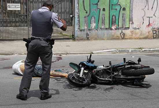 Um dos criminosos que atiraram em um PM da Corregedoria em Guarulhos morreu na fuga