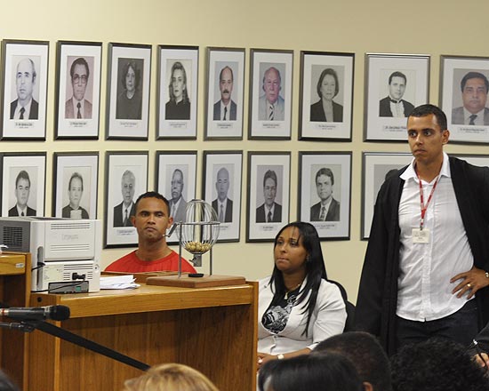 O goleiro Bruno Fernandes e a ex-mulher Dayanne Souza acompanham julgamento no frum de Contagem