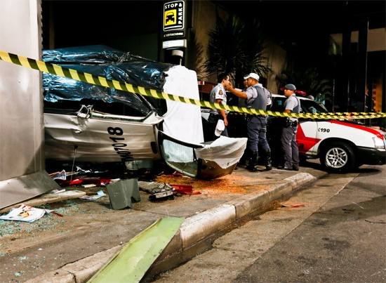 Policiais cobrem carro da Força Tática que atingiu banca de jornal durante perseguição a suspeitos na av. Paulista