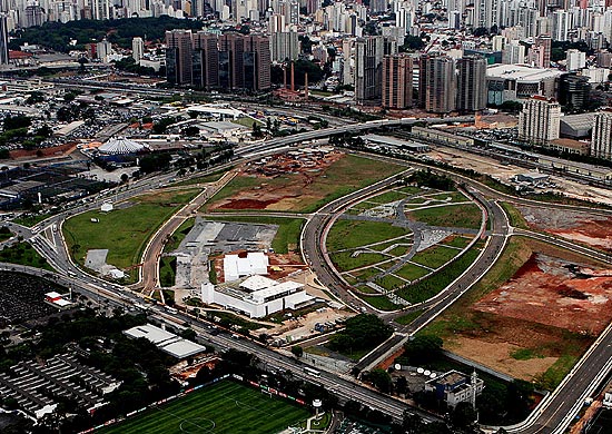 terreno de "minibairro" planejado na Barra Funda, zona oeste de São Paulo; obra está atrasada