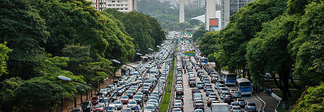 Motoristas enfrentam lentidão em ambos os sentidos da avenida 23 de Maio (Avener Prado/Folhapress)
