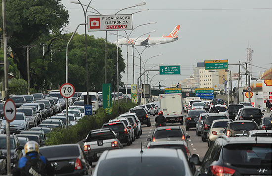 Trnsito intenso na avenida Moreira Guimares, prximo ao aeroporto de Congonhas, na zona sul de So Paulo