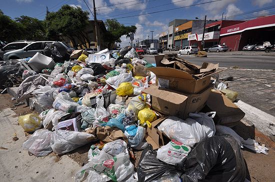 Lixo acumulado é encontrado por toda a aextensão da av. Presidente Bandeira, em Natal (RN)