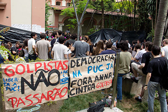 Estudantes da PUC-SP fazem protesto pela suspenso da lista trplice de indicados para reitoria