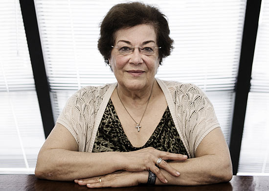 A professora Dra. Anna Maria Marques Cintra, 73, que assumiu cargo de Reitora da PUC-SP, diante de protestos de alunos e professores