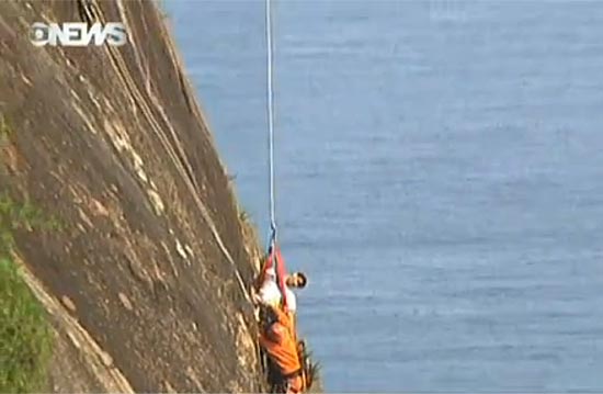 Equipe dos bombeiros resgata alpinista que ficou preso em cabos de aço ao escalar o Pão de Açúcar