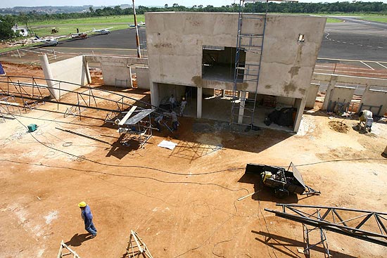 Obras do terminal de passageiros no aeroporto Bartholomeu de Gusmão; investimentos somam R$ 8 milhões
