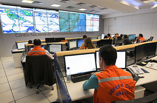 Sala de monitoramento do Cenad (Centro Nacional de Gerenciamento de Riscos e Desastres), em Braslia