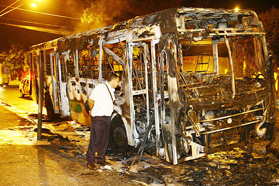 Ônibus queimado no bairro Geraldo Correia de Carvalho, em Ribeirão Preto