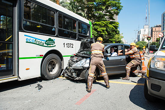 Acidente na av. Paulista na altura da praça Osvaldo Cruz, o acidente envolveu um ônibus e dois carros 