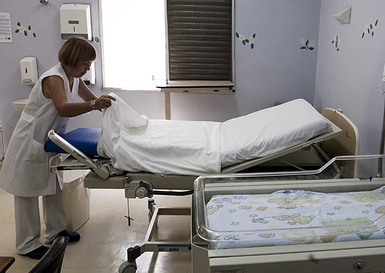 Enfermeira arruma leito na maternidade Leonor Mendes de Barros, que teve aumento nos partos de usárias de crack