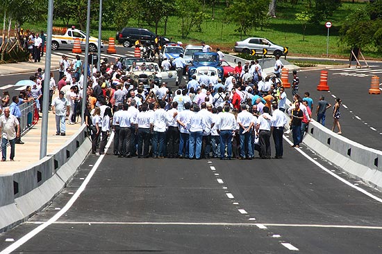 Pessoas se aglomeram na inaugurao do viaduto da Henry Nestl, em Ribeiro Preto