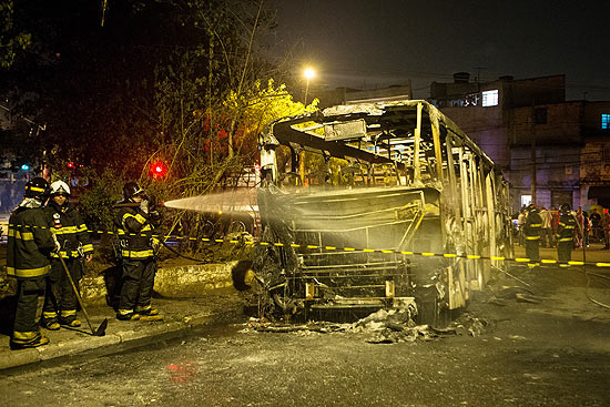 Bombeiros apagam fogo em nibus incendiado na zona norte de So Paulo