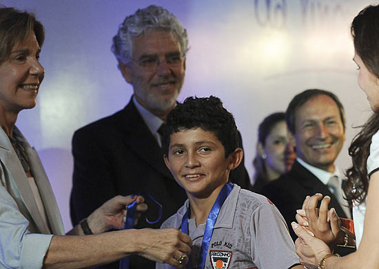 O estudante Henrique Oliveira, 12 recebe medalha na Olimpíada de Língua Portuguesa