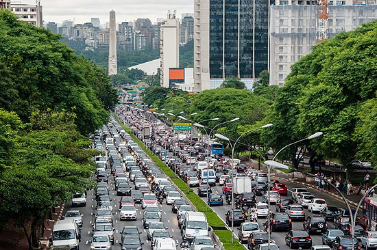 Congestionamento na avenida 23 de maio; via ter faixa exclusiva de nibus at o final do ano