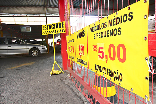 Placas de preço de estacionamento localizado na rua Américo Brasiliense, no centro de RIbeirão