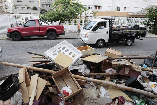 Lixo espalhado na rua Adolfo Gordo, na região central de São Paulo