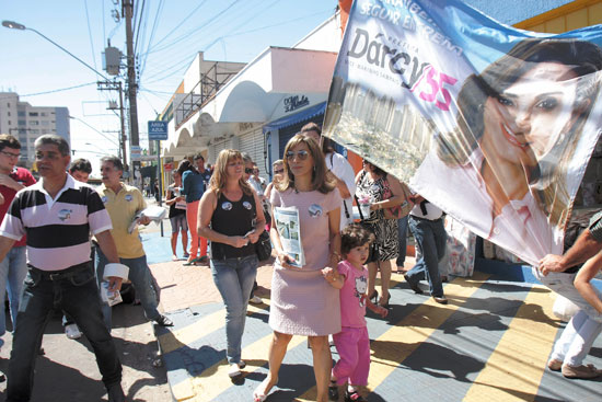 O secretrio da Casa Civil Luchesi Jnior ( esq.) em campanha com Drcy na avenida da Saudade, em Ribeiro
