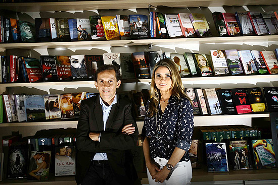 O casal Fernando, presidente da Novo Conceito, e Milla Baracchini, editora, na sede da empresa, em Ribeiro