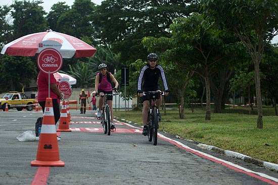 Ciclistas utilizam trecho da ciclofaixa da represa do Guarapiranga, inaugurada neste domingo