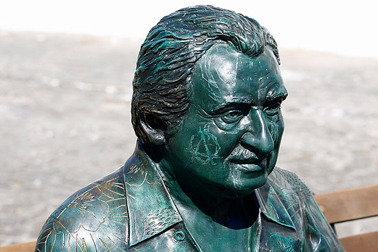 Escultura em homenagem a Jorge Amado teve o rosto rabiscado anteontem em Salvador
