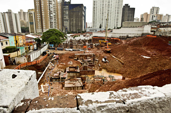 Terreno de obra barrada na Vila Mariana, na zona sul de So Paulo
