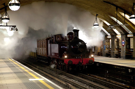 Trem restaurado na estação de Baker Street, para os festejos dos 150 anos do metrô 