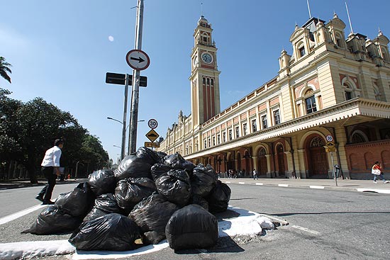Sacos de lixo acumulados na região da Luz, no centro; empresa de coleta terão aumento