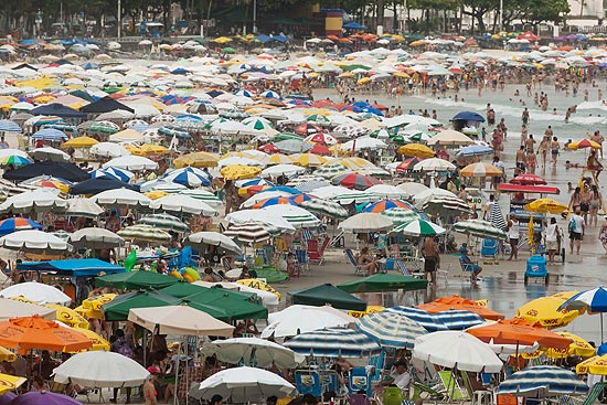 Banhistas se refrescam na praia de Pitangueiras, no Guaruj, litoral de So Paulo