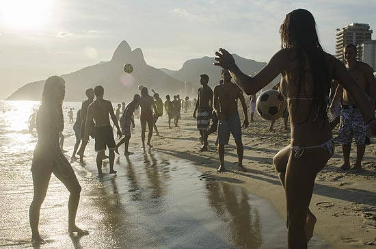 Banhistas brincam em Ipanema, na zona sul; cariocas tiveram nesta segunda-feira o dia mais quente da primaveram, com 38C