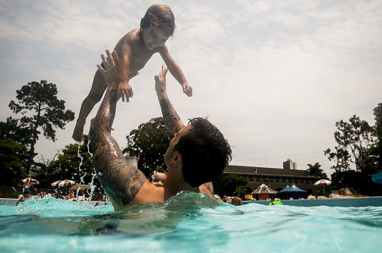 Em meio ao calor, o pequeno Gabriel Frega, 2, brinca com o tio Sérgio frega, 30, na piscina do clube Atlético Juventus
