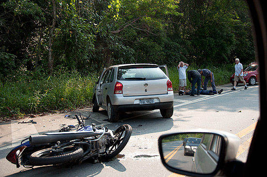 Acidente entre carro e moto deixa ao menos dois feridos na rodovia Oswaldo Cruz