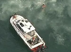 Equipes de resgate fazem buscas após helicóptero do Corpo de Bombeiros cair no mar no Rio; ocupantes foram resgatados