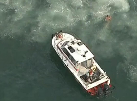 Helicóptero do Corpo de Bombeiros cai no mar de Copacabana neste sábado (29)