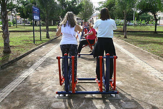 Moradores usam academia ao ar livre no bairro Nova Ribeirnia, em Ribeiro Preto