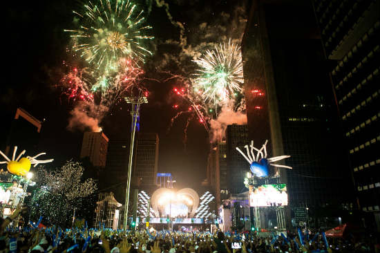 Queima de fogos de artificio na avenida Paulista em São Paulo para comemorar a chegada de 2013