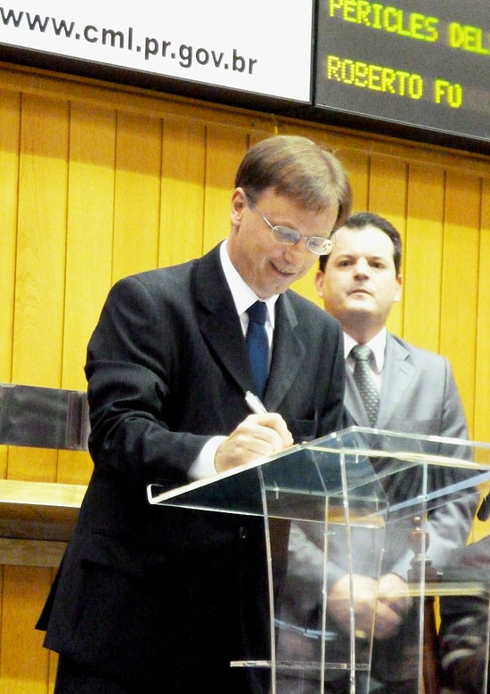 O prefeito Alexandre Kireeff (PSD) assumiu nesta tera-feira (1) a administrao de Londrina (PR) citando como prioridades o equilbrio das contas pblicas e o resgate da credibilidade poltica do Executivo.