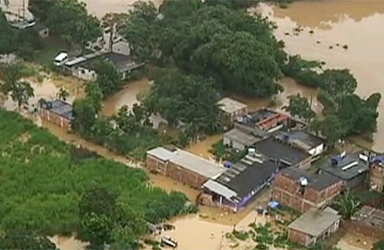 Região de Xérem, em Duque de Caxias, fica alagado após chuva; 1 pessoa morreu e 3 feridas no Estado