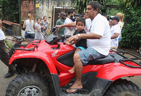 Morador de Xerm, cantor Zeca Pagodinho ajuda afetados pela chuva em Duque de Caxias, na Baixada Fluminense
