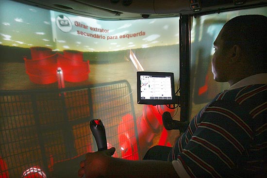Operador Jos Roberto Rodrigues treina em simulador de colheita de cana na usina Santa Adlia, em Jaboticabal