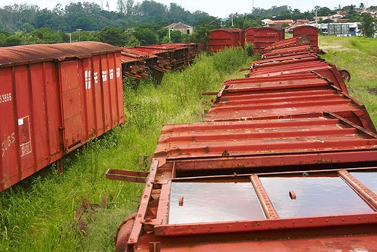 Vages de trem abandonados na estao ferroviria de Bebedouro, no interior de SP