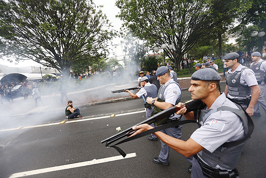 Manifestantes protestam contra o aumento do preo da passagem e entraram em confronto com a Policia Militar e a Guarda Civil Municipal 