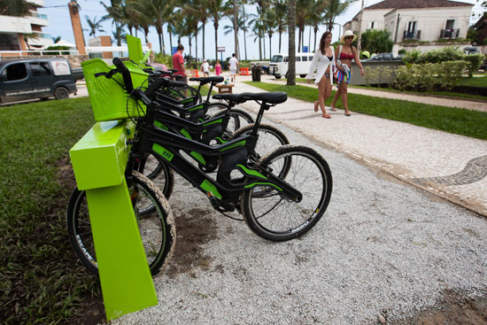 O uso  compartilhado e gratuito na hora inicial --as bicicletas, em cores preta e verde-limo, ficam em 3 estaes