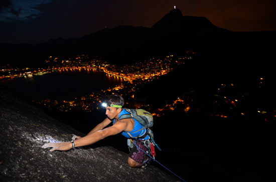 Para fugir do calor, o escalador Gideo Melo prefere subir o morro dos Cabritos, em Copacabana, ao entardecer