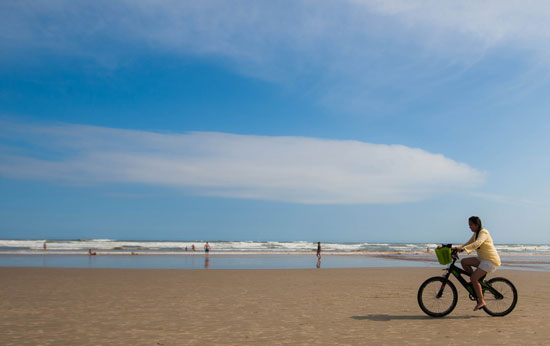 Bicicleta feita de garrafas PET para alugar na praia de Riveira de So Loureno, em Bertioga, litoral de SP