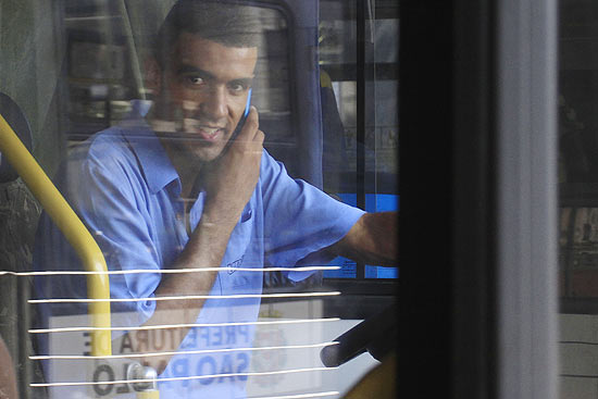Motorista fala ao celular enquanto manobra ônibus dentro do Terminal Pricesa Isabel, no centro de São Paulo