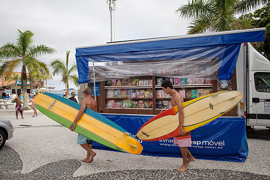 Livraria-caminhão da Editora Unesp na praia de Pitangueiras, no Guarujá, litoral sul de SP