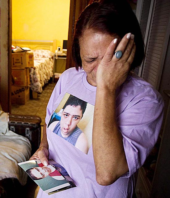 Nildete Brito mostra a foto do filho Leandro; jovem morreu em setembro após sofrer uma convulsão