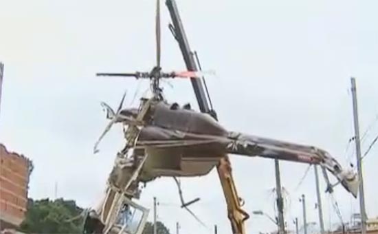 Guindaste retira helicóptero que caiu sobre uma casa em São Paulo